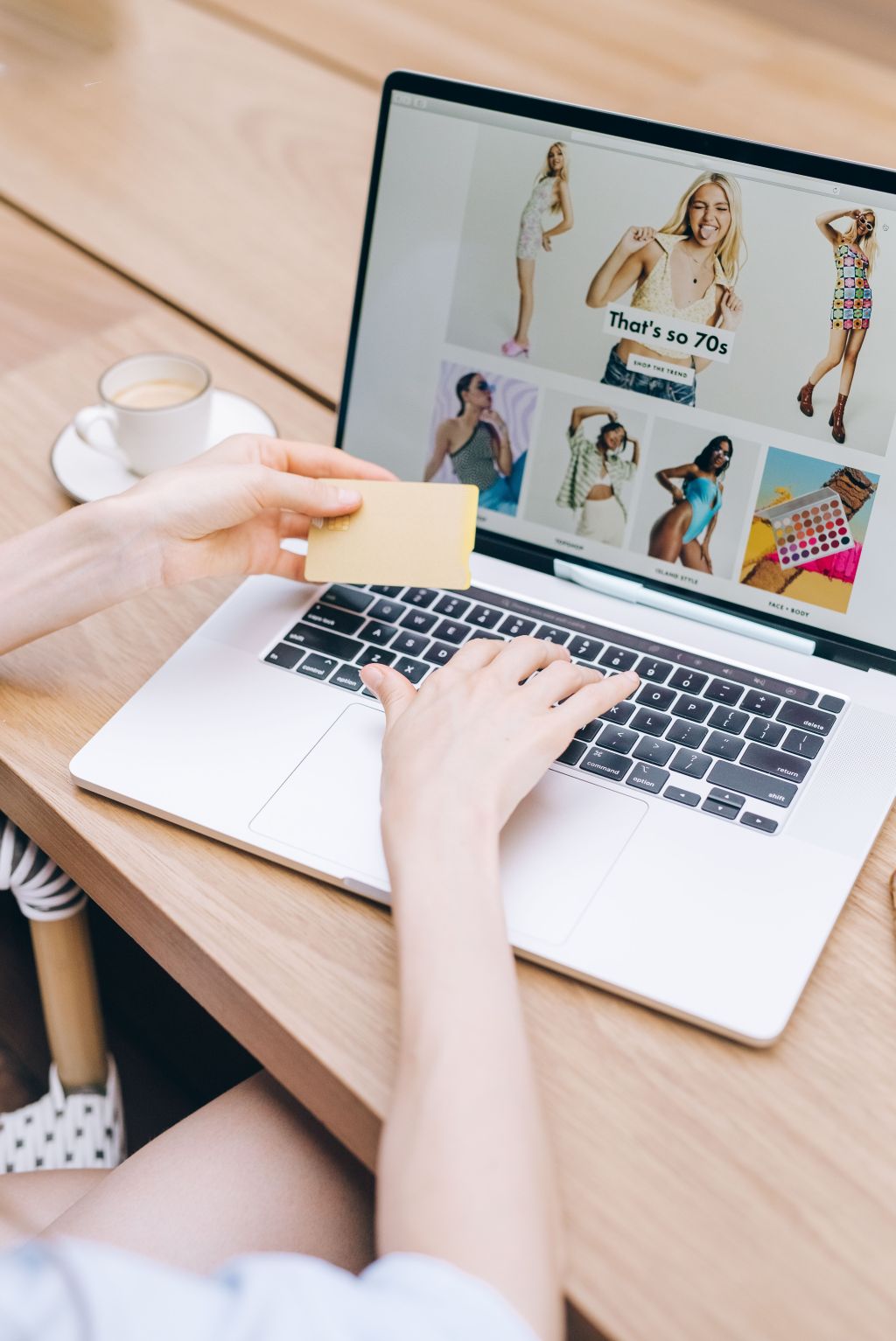 Dona amb la targeta a la mà realitzant compres online